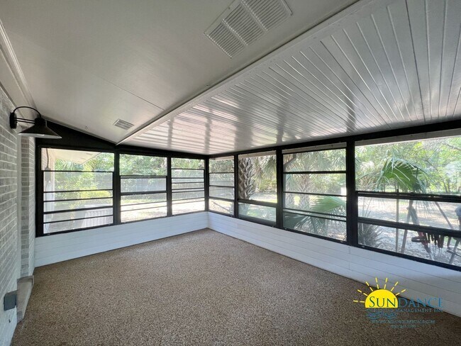 Building Photo - Centrally located and renovated Fort Walto...
