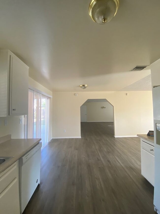 Building Photo - Grand Terrace Family Home