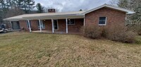 Building Photo - 4 bed/2 bath Brick Ranch, Convenient Locat...