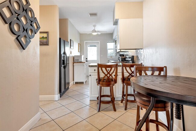 Building Photo - 2109 NE 26th St