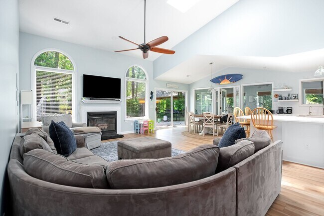 Building Photo - 6427 Green Arbor Ln