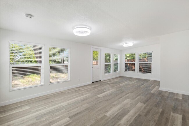 Building Photo - 434 Byrnes Dr
