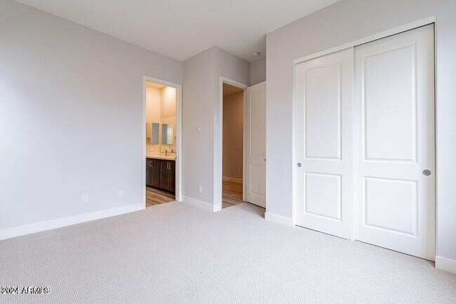 Building Photo - 21390 W Meadowbrook Ave