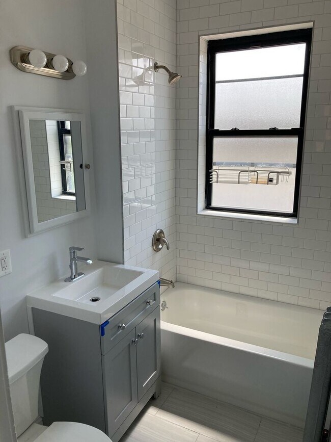 Building Photo - 2418 N Sawyer Ave