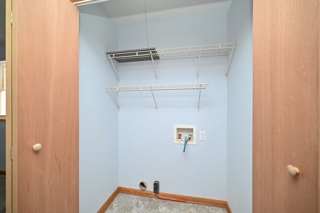 Building Photo - Large 4 Bedroom/2 Bath Home For Rent