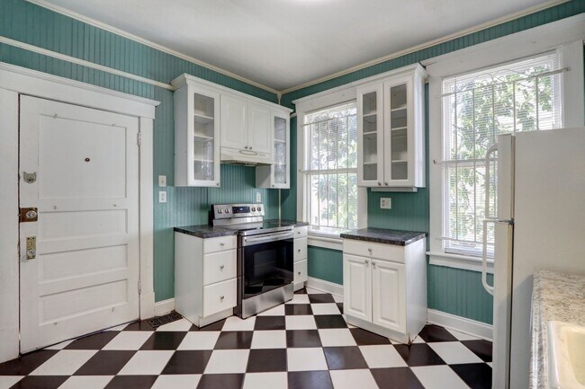 Building Photo - Large Historic Three (of four) Bedroom Apartment