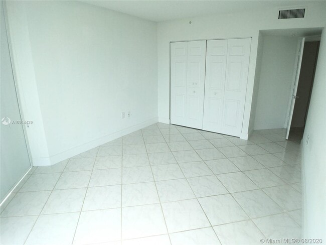 Building Photo - 16400 Collins Ave