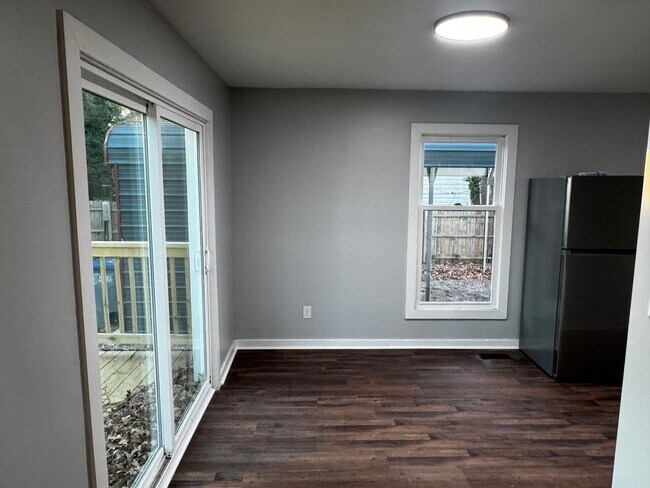 Building Photo - Modern 3BR / 2.5BA Home with Granite Kitchen, Loft and Storage