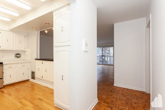 Building Photo - 4334 N Clarendon Ave