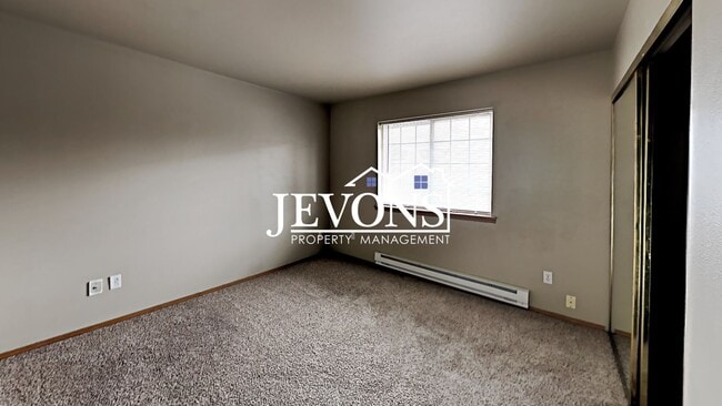 Building Photo - Beautiful duplex near I-823 with flexible ...