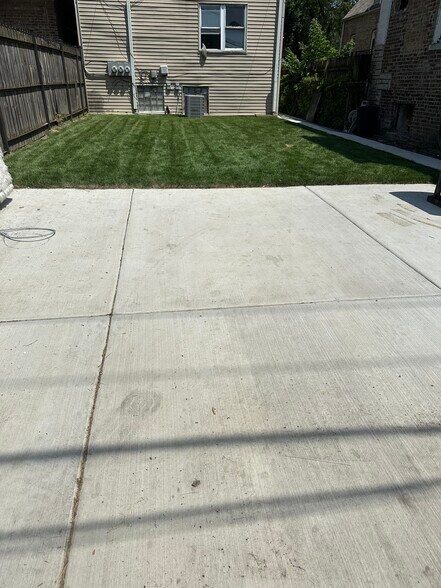 Yard/Available parking spot - 946 N Harding Ave
