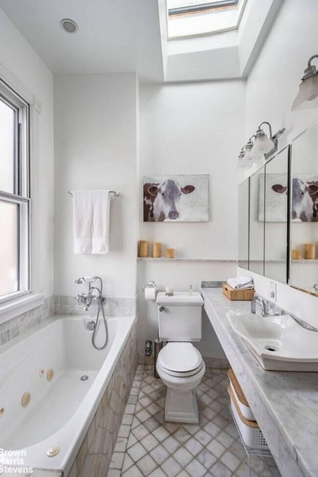 Building Photo - Townhouse Treasure