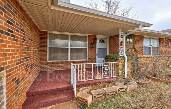 Building Photo - 1221 NE 44th St