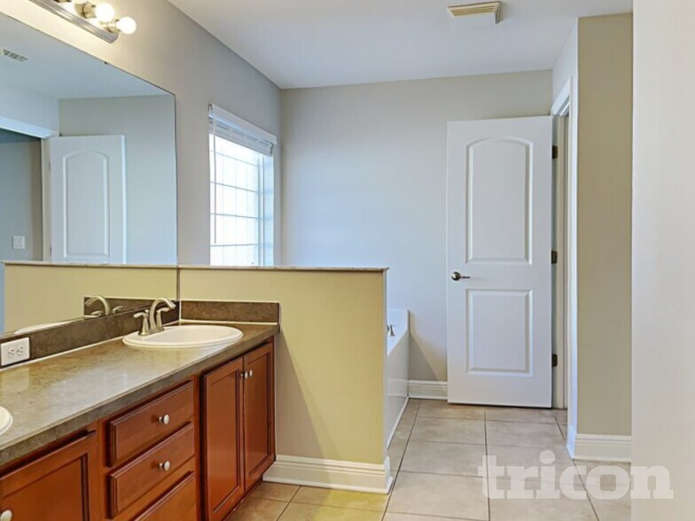 Building Photo - 9627 Jaybird Ln