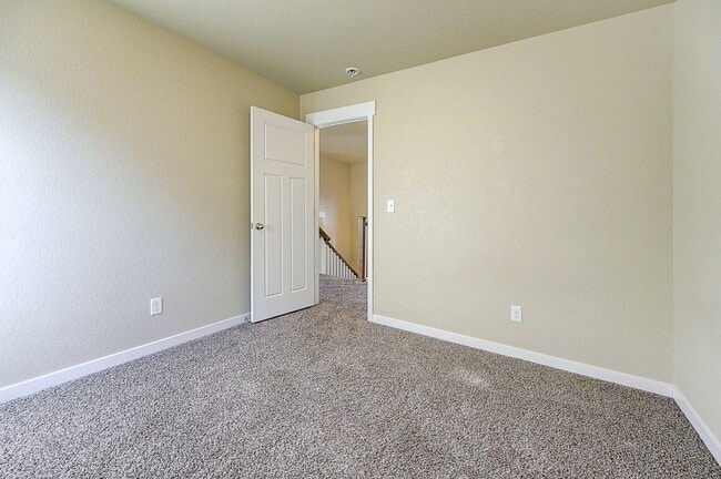 Building Photo - HUGE SIX (6!!!) BD HOME IN LORSON RANCH!