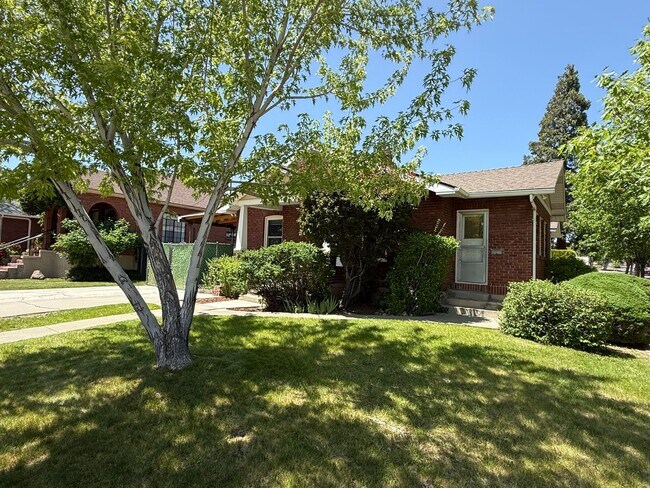 Building Photo - Two bedroom one bath brick charmer!