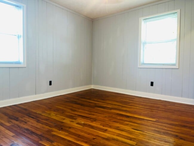 Building Photo - Beautiful 2 bedroom 1.5 bathroom apartment in Downtown Hogansville! Must see!