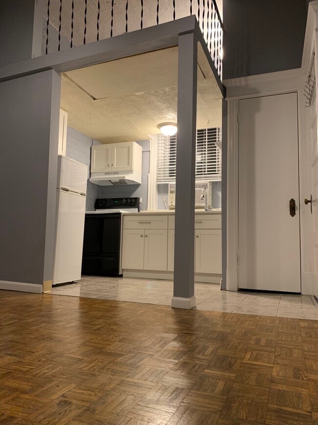 Building Photo - 2800 N Pine Grove Ave