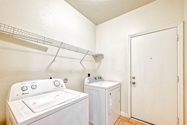 Building Photo - 5526 Hazel Berry Way