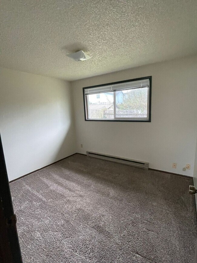 Building Photo - 2081
