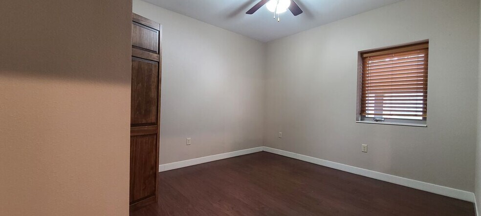 Building Photo - 121 Village Dr