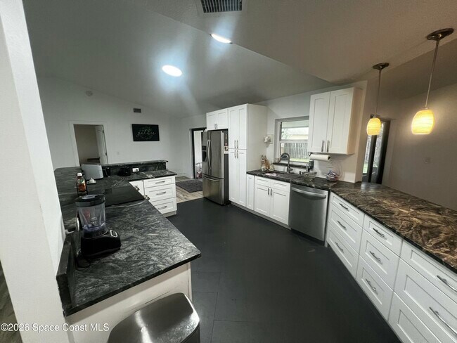 Building Photo - 2300 Hickory Dr