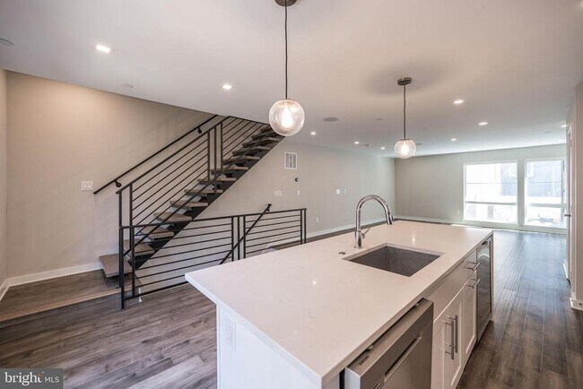 Building Photo - 1442 Hope St