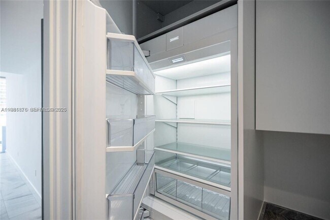 Building Photo - 700 NE 26th Terrace