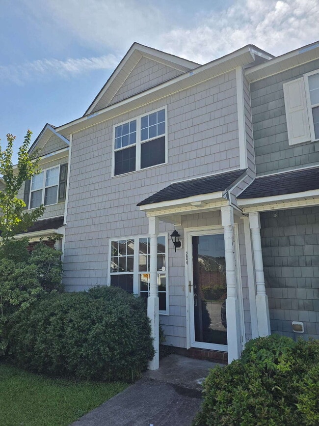 Building Photo - "Charming 2-Bed Townhouse Retreat on Streamwood Drive – Perfect Balance of Comfort and Convenience!"