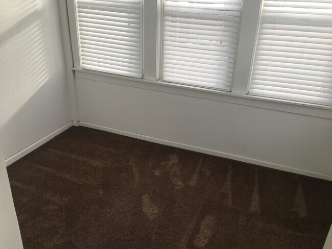 Building Photo - 5933 W Midway Park