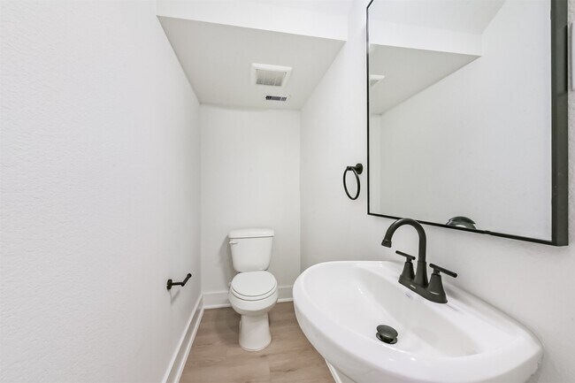 Building Photo - 3032 Gray St