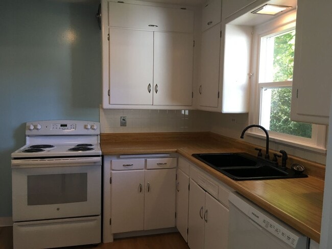 Building Photo - Adorable2 bedroom SE Portland home with 1/2 acre large backyard.