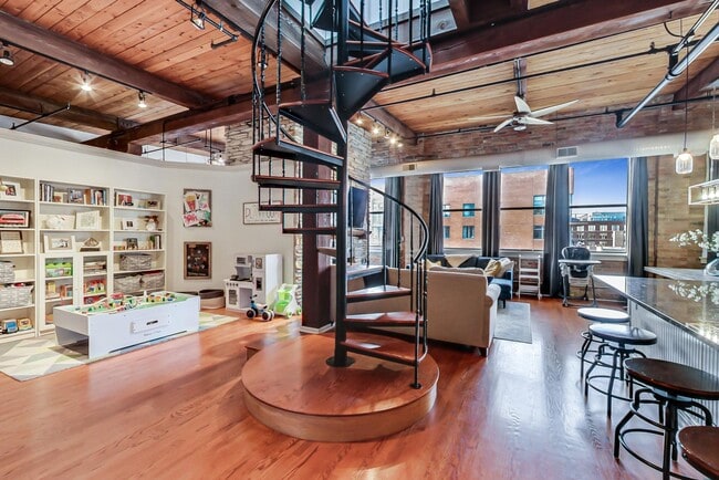 Building Photo - 913 W Van Buren St