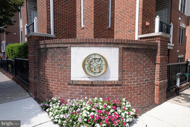 Building Photo - 300 W Elm St