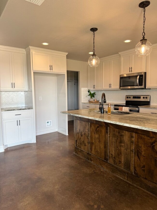 Building Photo - HORSE PROPERTY 4/2/2 + 4 acres in Peaster ...