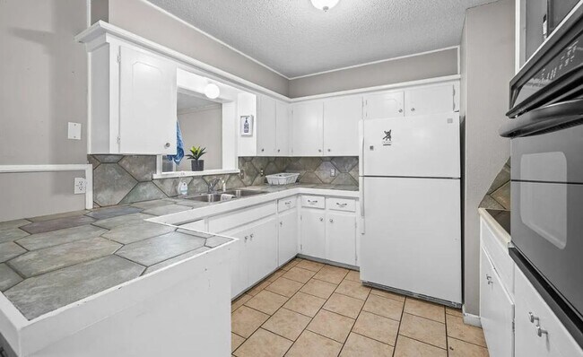 Building Photo - 3/2/1 Great Price Great Location. Available Now!