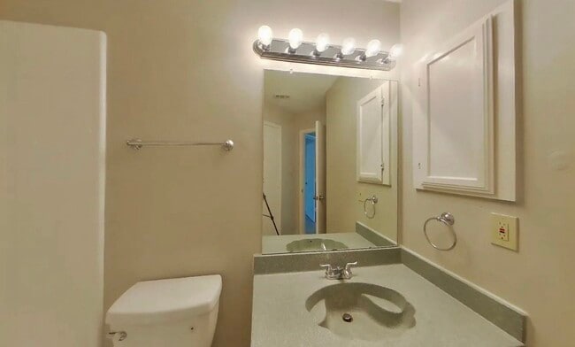 Building Photo - MOVE IN READY