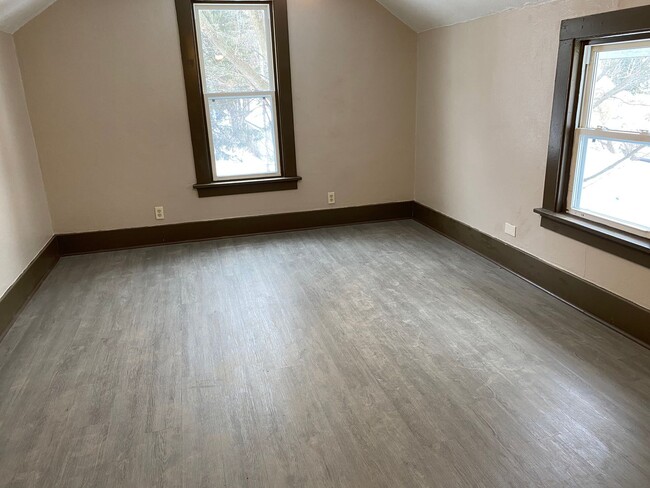 Building Photo - 5 Bed 1.5 Bath Single Family Home in Wausau