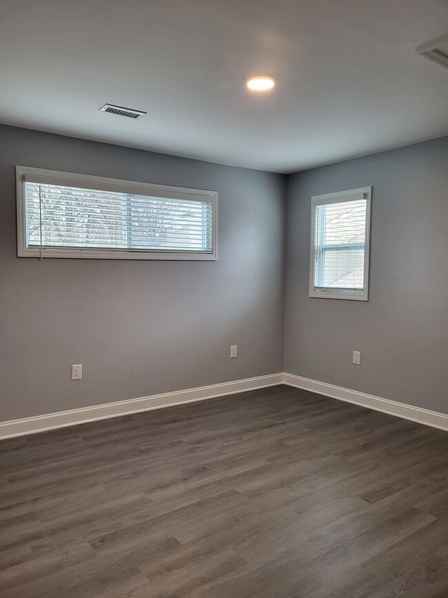 Building Photo - One bedroom condo uptown