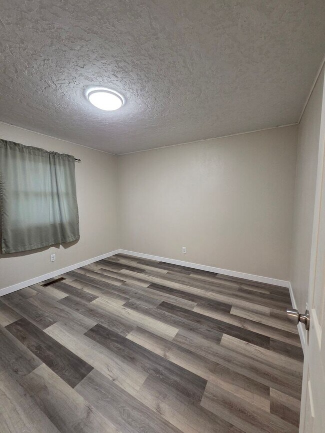 Building Photo - Orchards Home with a View