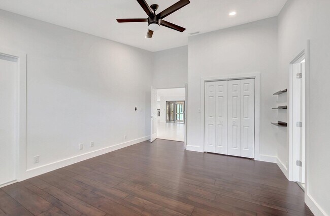 Building Photo - 355 Woodlake Ln