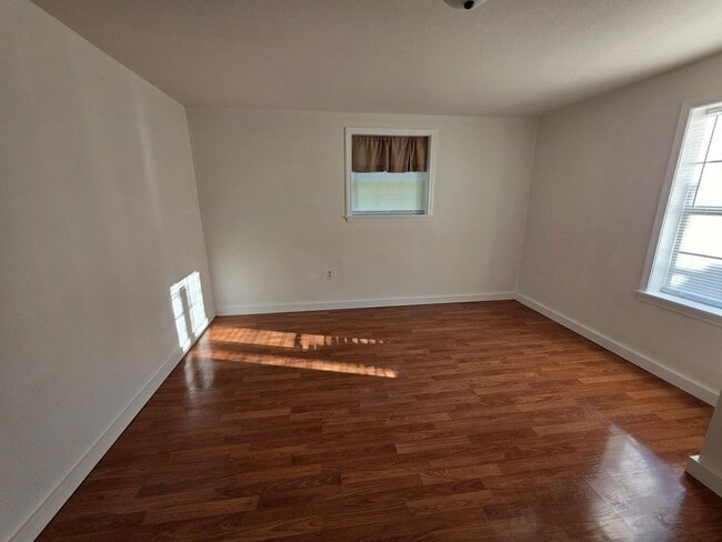 Building Photo - 1404 Cumberland Ave W