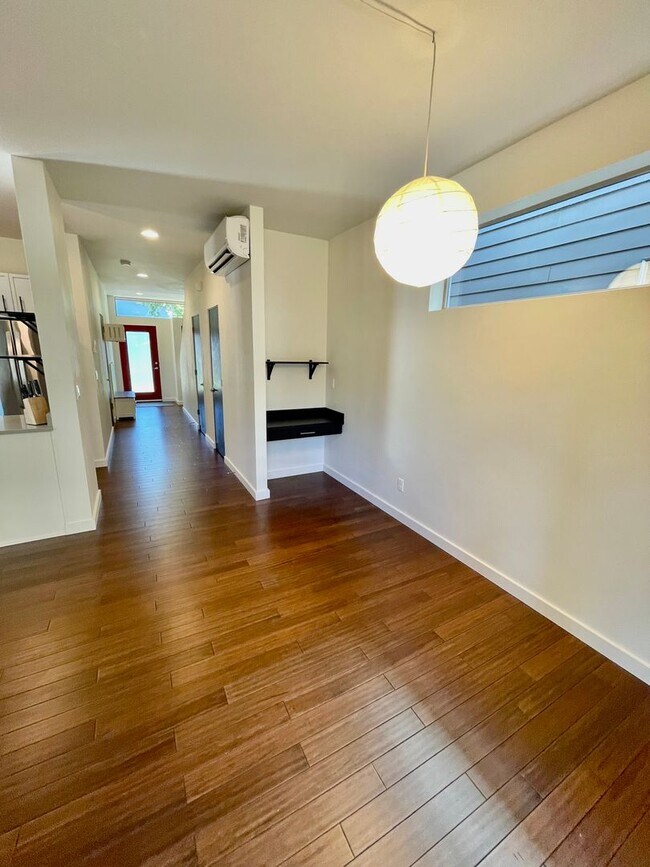 Building Photo - ** HALF MONTH'S FREE RENT **Modern 3bd/2.5...