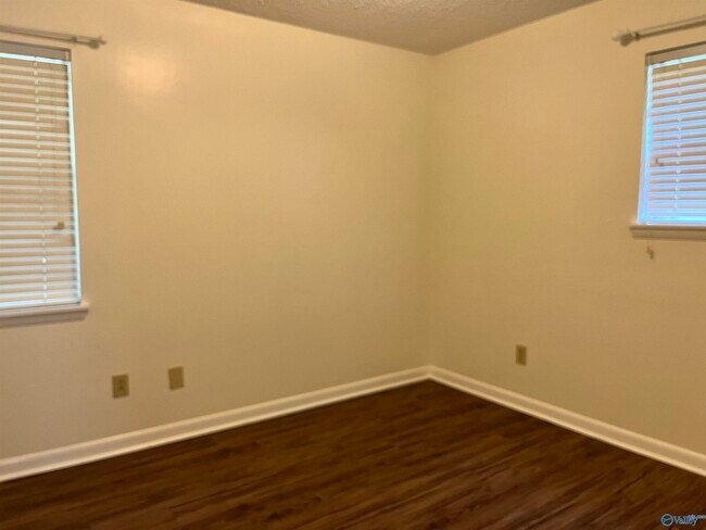 Building Photo - 9718 Wallwood Dr SE