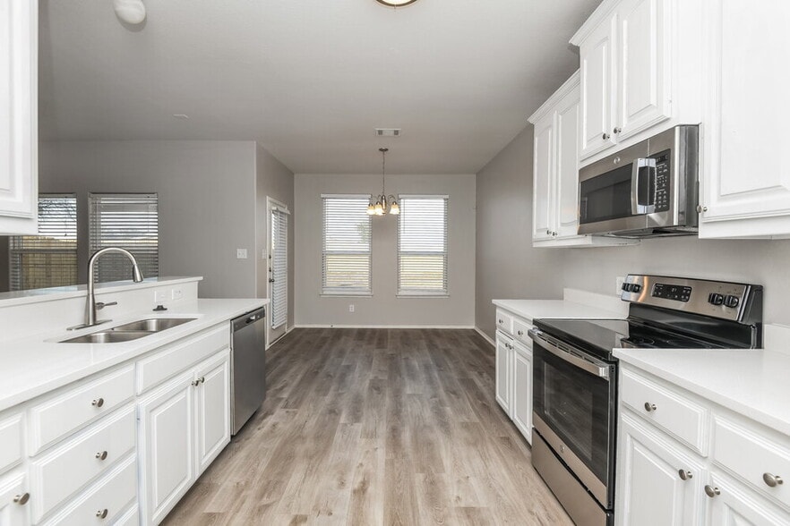 Building Photo - 5704 Parkview Hills Ln