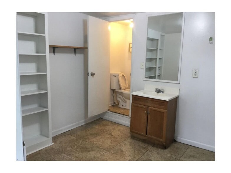 Building Photo - 1016 Greens Lake Rd