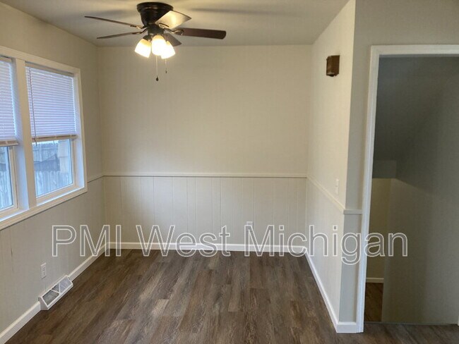 Building Photo - 2359 Barberry Dr SW