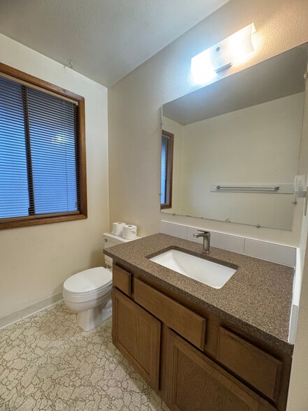 Building Photo - 6404 E 11th Ave