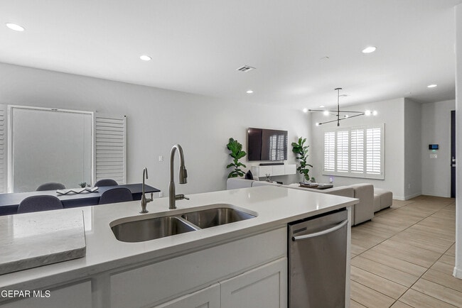 Building Photo - 14941 Tierra Coruna Ave