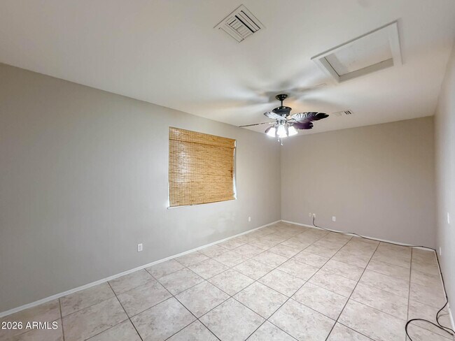 Building Photo - 203 W Cedar Dr